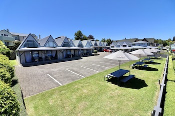 Gables Lakefront Motel