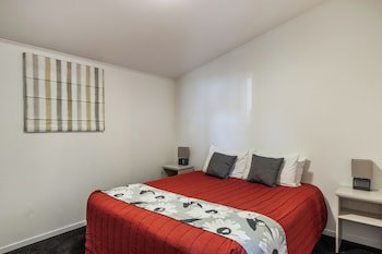 Gables Lakefront Motel