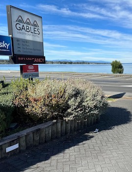 Gables Lakefront Motel