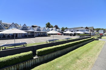 Gables Lakefront Motel
