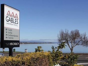 Gables Lakefront Motel