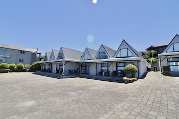 Gables Lakefront Motel