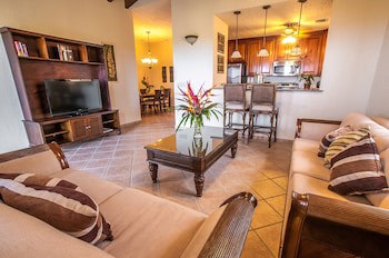 Clarion Suites Roatan At Pineapple Villas