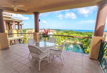 Clarion Suites Roatan At Pineapple Villas