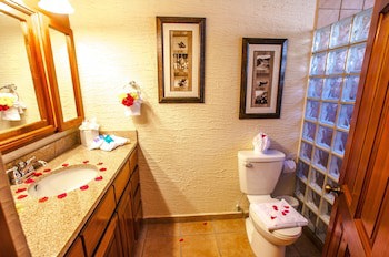 Clarion Suites Roatan At Pineapple Villas