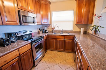 Clarion Suites Roatan At Pineapple Villas