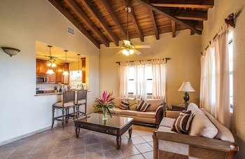 Clarion Suites Roatan At Pineapple Villas