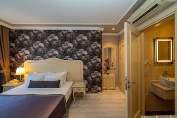 Raymond Hotel