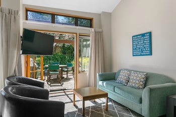 Cascades Lakefront Motel
