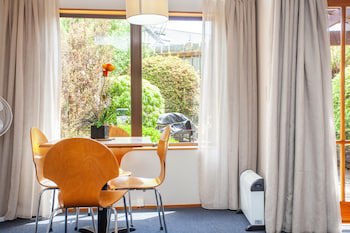 Cascades Lakefront Motel