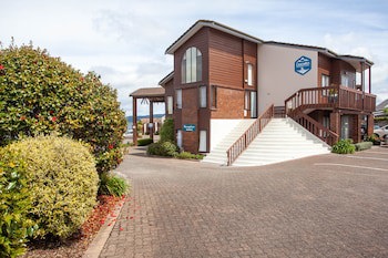 Cascades Lakefront Motel