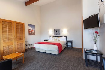 Cascades Lakefront Motel