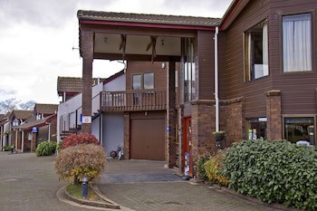 Cascades Lakefront Motel
