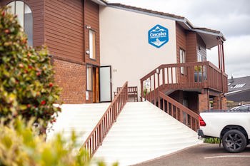 Cascades Lakefront Motel