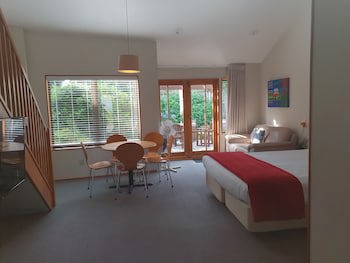 Cascades Lakefront Motel