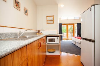 Cascades Lakefront Motel