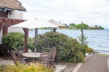 Cascades Lakefront Motel