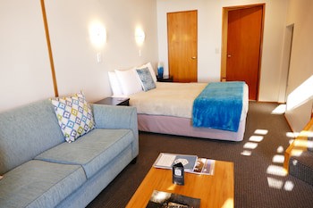 Cascades Lakefront Motel
