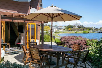 Cascades Lakefront Motel