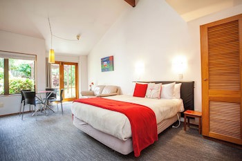 Cascades Lakefront Motel