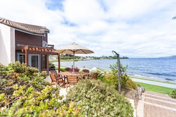 Cascades Lakefront Motel