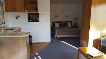 Cascades Lakefront Motel