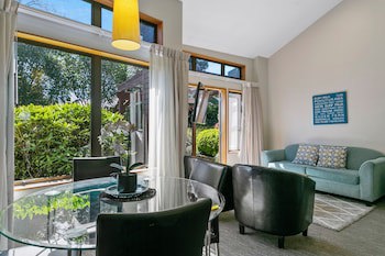Cascades Lakefront Motel