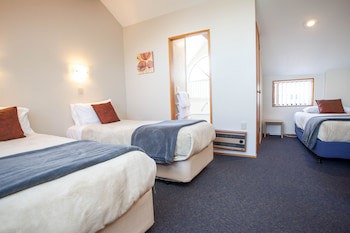 Cascades Lakefront Motel