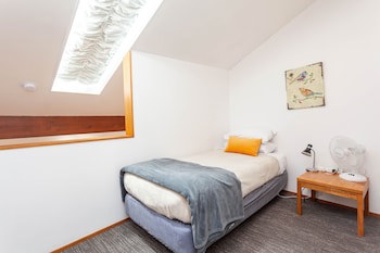 Cascades Lakefront Motel