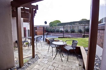 Cascades Lakefront Motel
