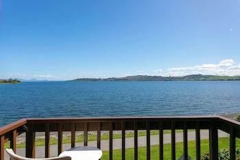 Cascades Lakefront Motel