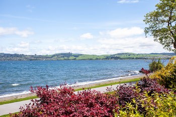 Cascades Lakefront Motel