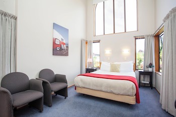 Cascades Lakefront Motel