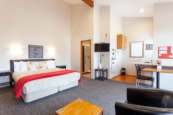 Cascades Lakefront Motel