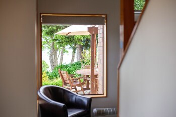 Cascades Lakefront Motel