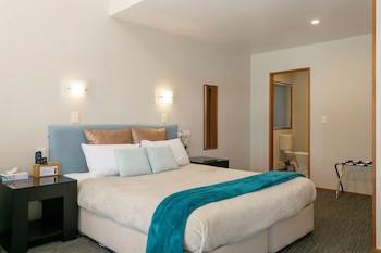 Cascades Lakefront Motel