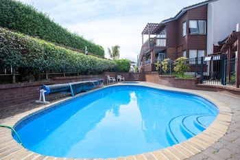 Cascades Lakefront Motel