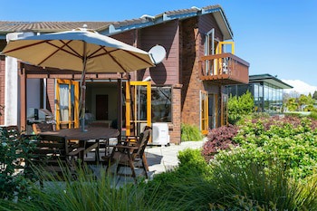 Cascades Lakefront Motel