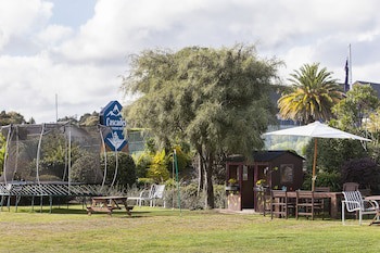 Cascades Lakefront Motel