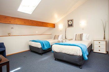 Cascades Lakefront Motel