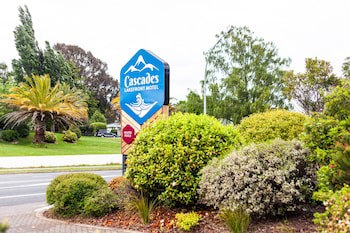 Cascades Lakefront Motel