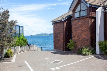 Cascades Lakefront Motel
