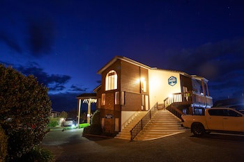 Cascades Lakefront Motel