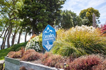 Cascades Lakefront Motel