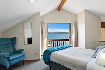 Cascades Lakefront Motel