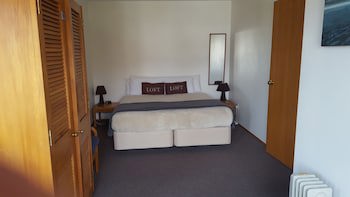 Cascades Lakefront Motel