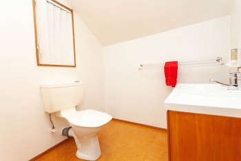 Cascades Lakefront Motel