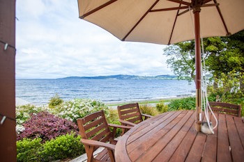 Cascades Lakefront Motel