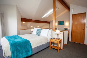 Cascades Lakefront Motel