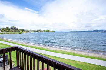 Cascades Lakefront Motel
